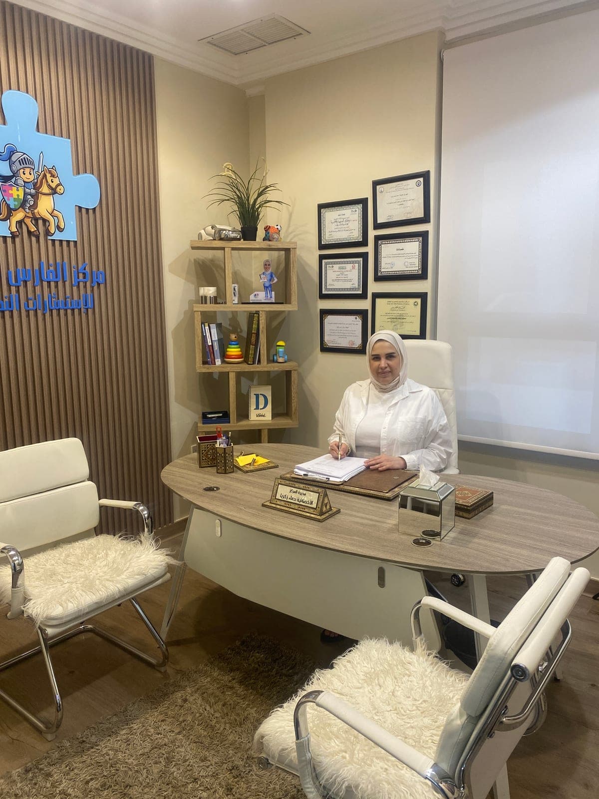 الأخصائية دعاء زكريا، مديرة البرامج التدريبية، في مكتبها بمركز الفارس الصغير في السالمية